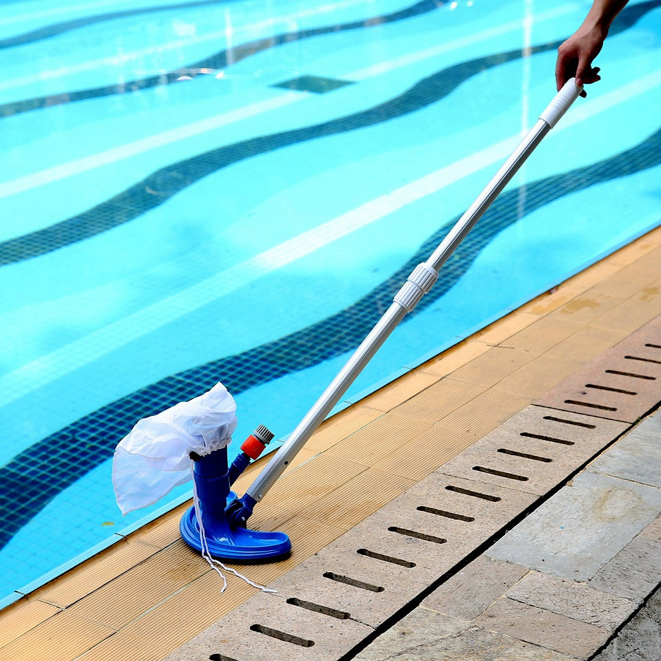Pool vacuum cleaning head used to clean a swimming pool