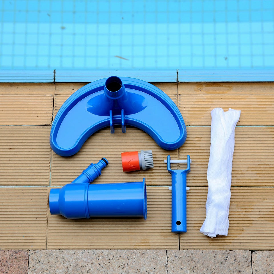 Pool vacuum cleaning head for swimming pool maintenance